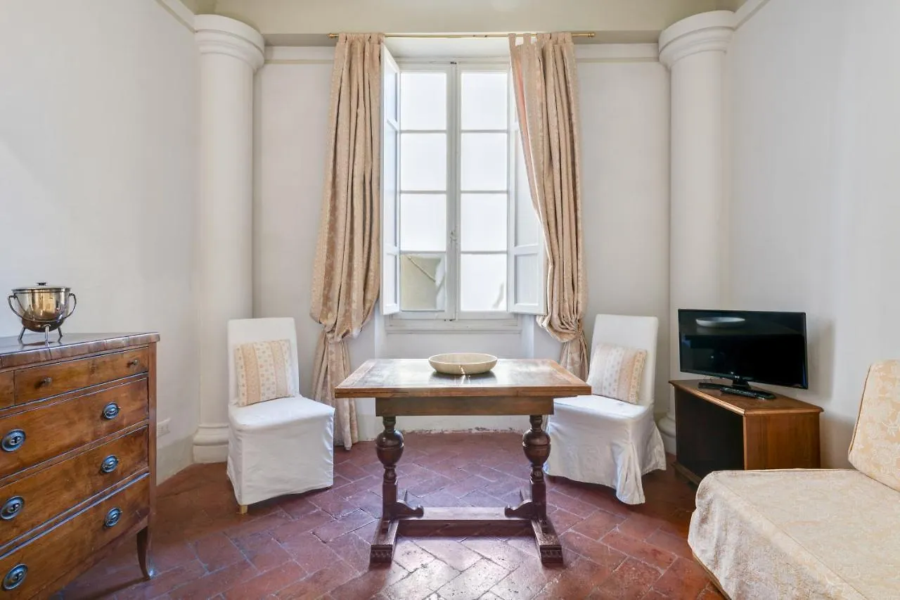 Pietre Dure Apartment Florence